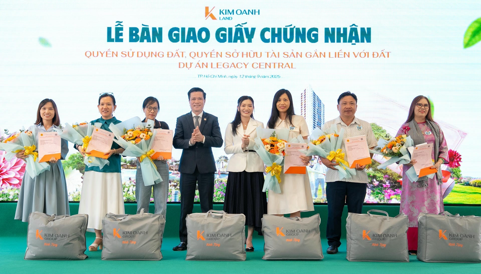 Kim Oanh Land bàn giao Giấy chứng nhận quyền sử dụng đất, quyền sở hữu tài sản gắn liền với đất hai dự án Century City và Legacy Central