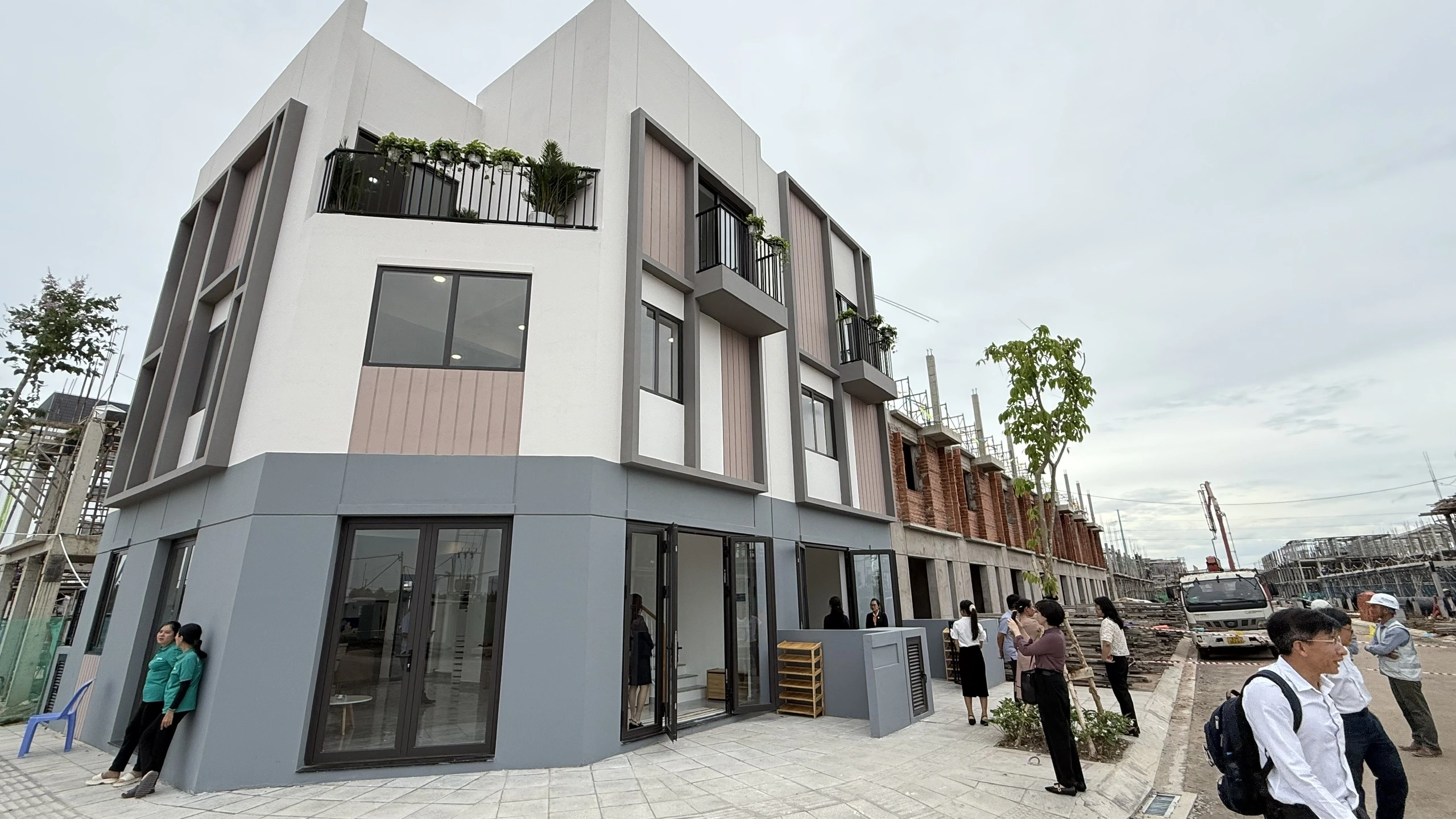 Khu NƠXH thấp tầng của Tập đoàn Kim Oanh đang xây dựng  ẢNH: ĐỖ TRƯỜNG