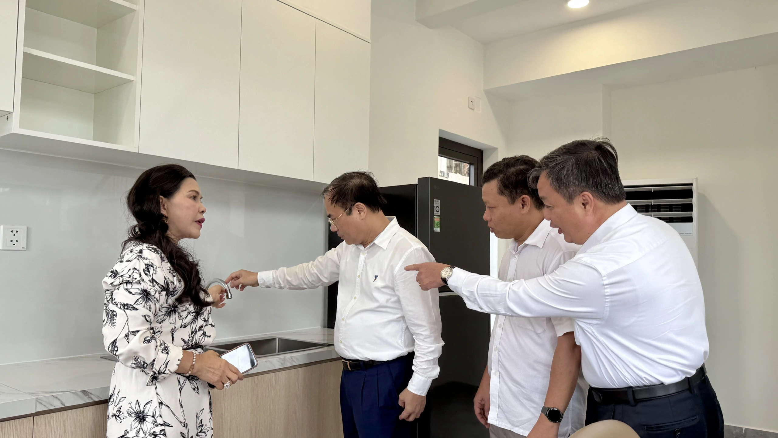 Thứ trưởng Bộ Xây dựng Nguyễn Văn Sinh (thứ 2 từ trái qua) khảo sát căn mẫu NƠXH của Tập đoàn Kim Oanh  ẢNH: ĐỖ TRƯỜNG