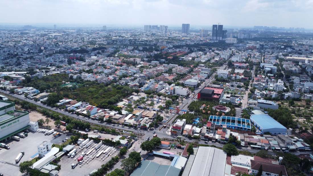 Người dân chỉ cần đến trung tâm phục vụ hành chính công gần nhất để thực hiện hồ sơ. Ảnh: Đình Trọng