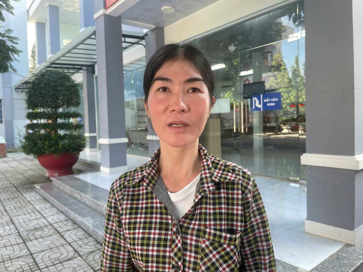 Chị Nguyễn Thị Huyền hài lòng với cách xử lý hồ sơ và giao tiếp của cán bộ phường Bình Dương. Ảnh: Đình Trọng