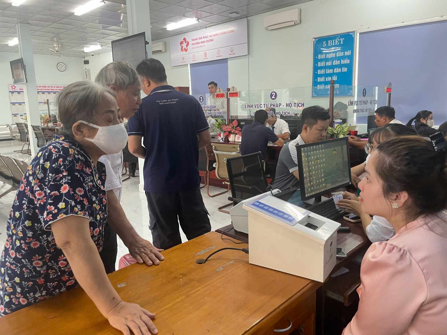 Người dân được hướng dẫn chuẩn bị trước khi vào giải quyết các thủ tục hành chính. Ảnh: Đình Trọng