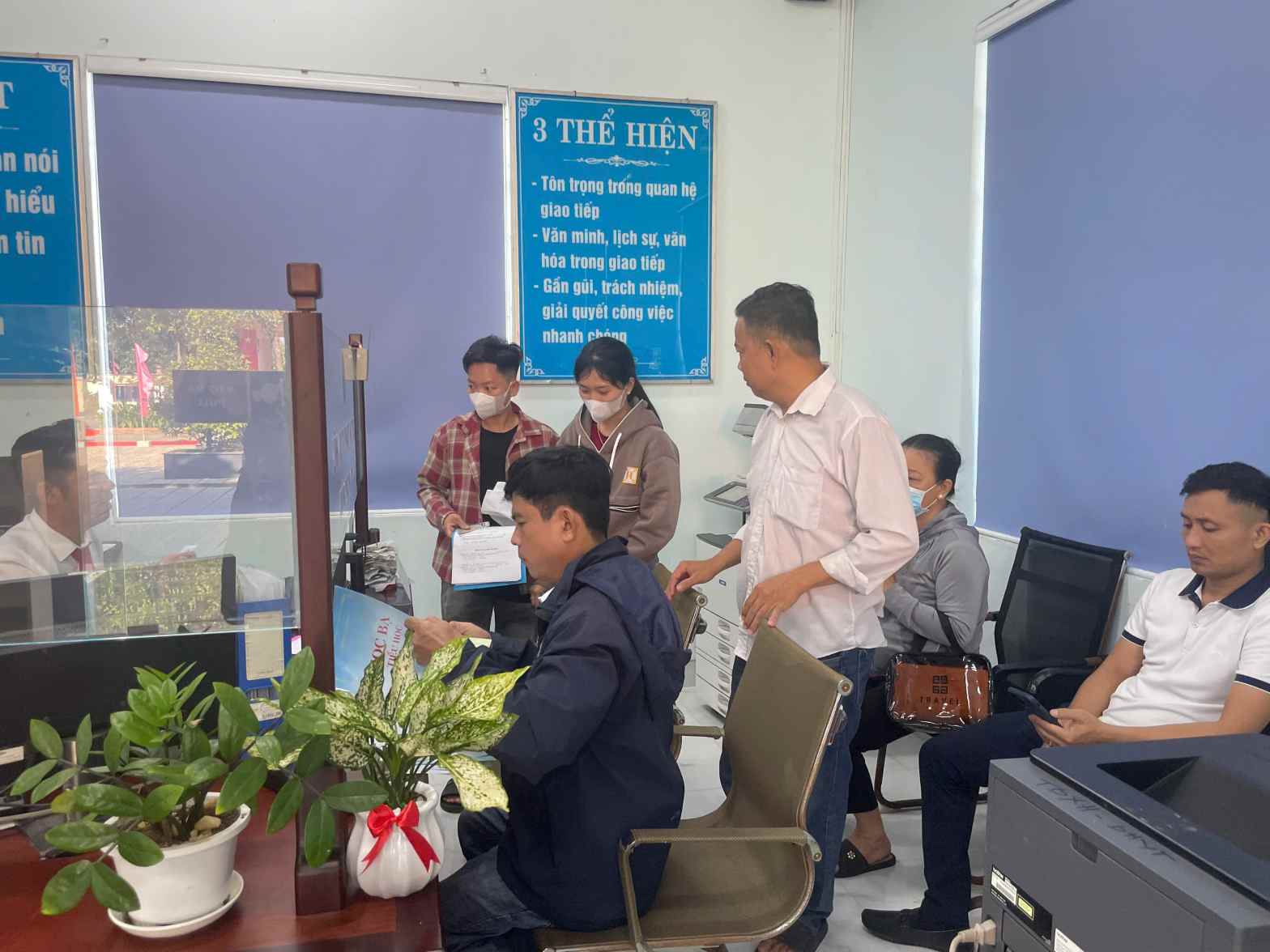 Người dân thực hiện thủ tục hành chính nhanh hơn, thuận tiện hơn. Ảnh: Đình Trọng