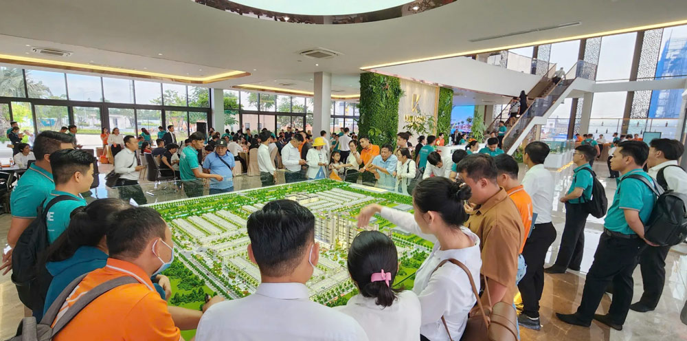 Hàng trăm khách đến trải nghiệm nhà mẫu và đăng ký sở hữu căn hộ K-Home Apartment ngay sau khi dự án chính thức được công bố.