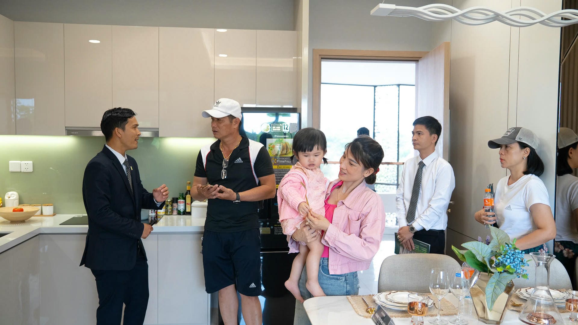 Khách hàng trải nghiệm căn hộ mẫu K-Home Apartment