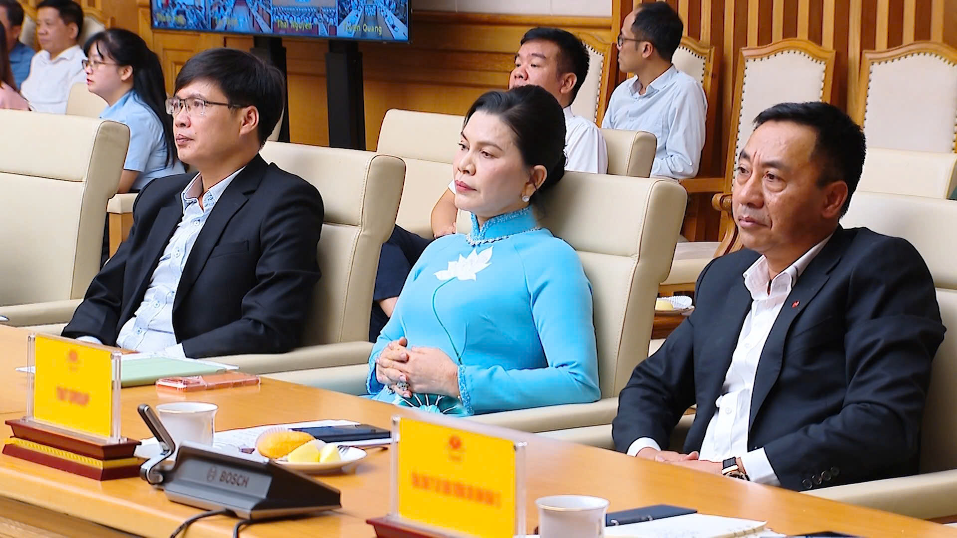 Bà Đặng Thị Kim Oanh và đại diện các doanh nghiệp tham gia phiên họp