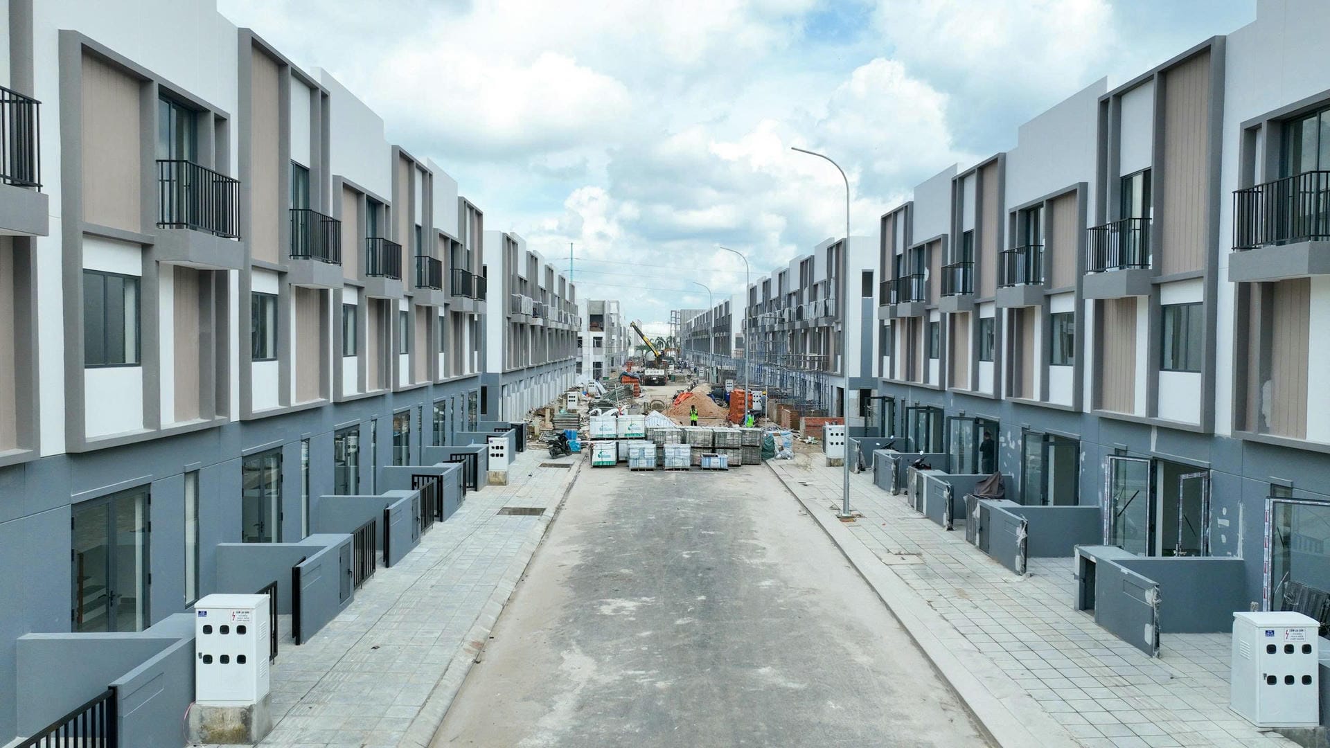 Diện mạo phân khu Bằng Lăng đã thay đổi rõ rệt với 416 căn nhà phố đang bước vào giai đoạn hoàn thiện những hạng mục cuối cùng.