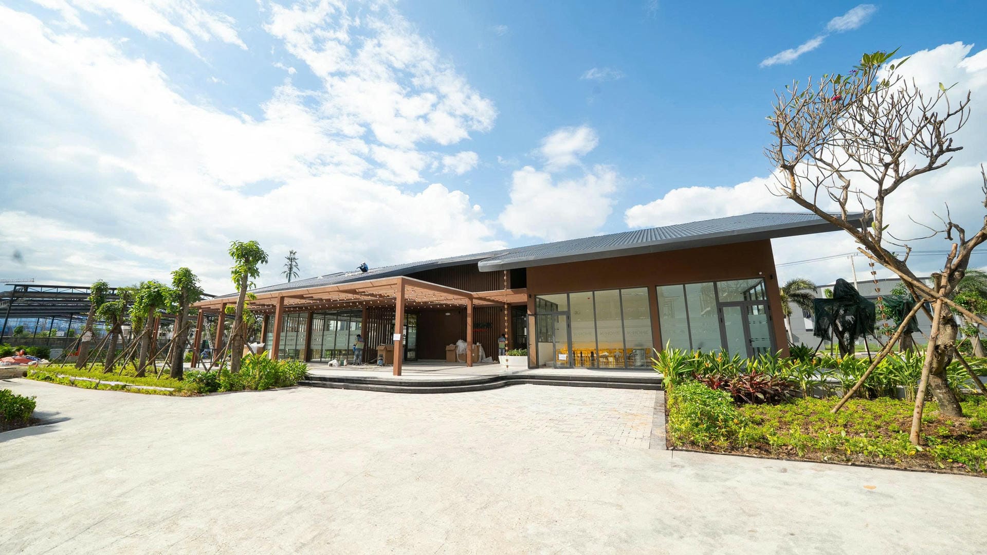 Đặc biệt, tổ hợp thể thao ngoài trời gồm sân pickleball, sân bóng mini, sân đa năng và clubhouse đã sẵn sàng phục vụ cư dân.