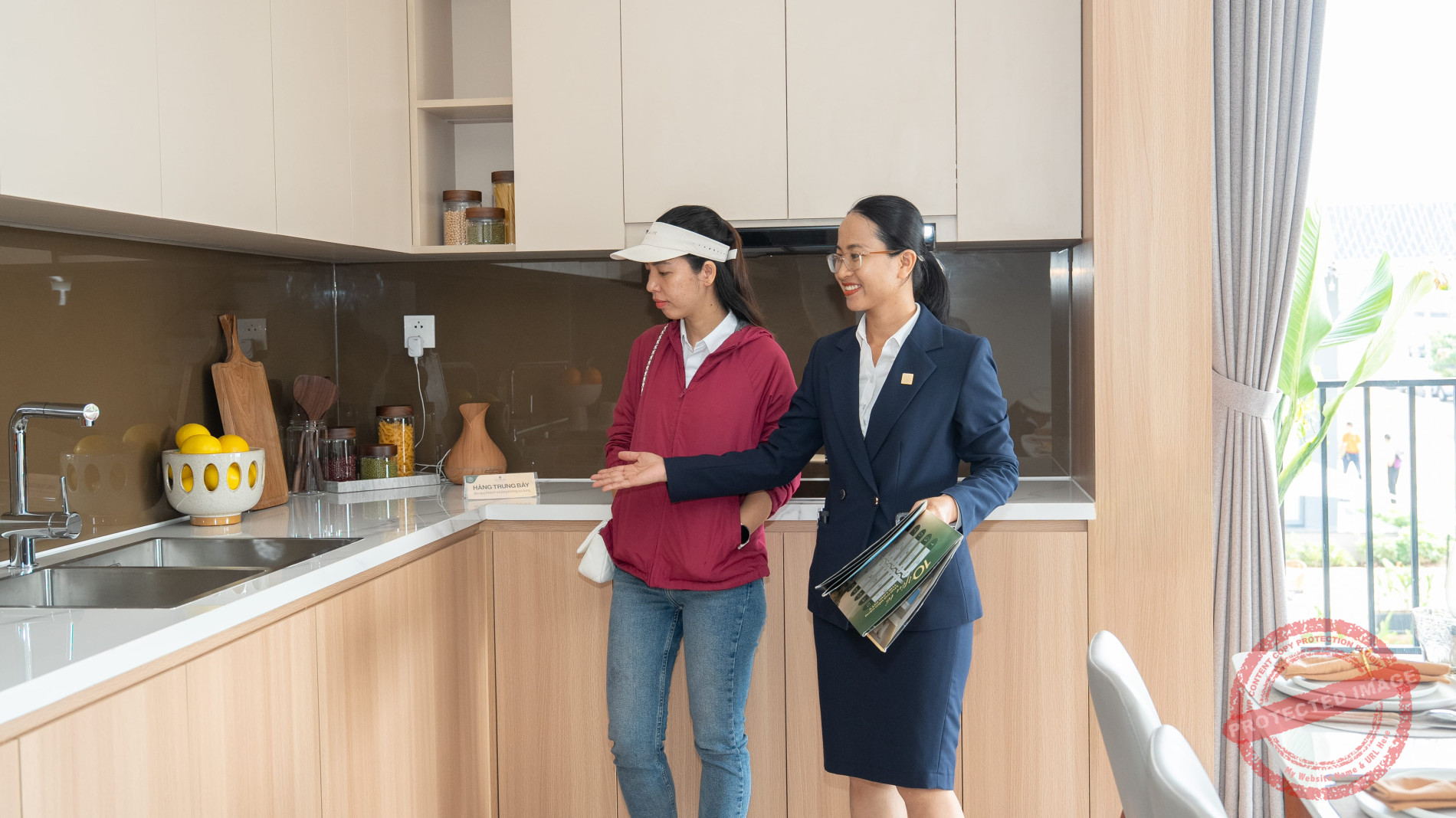 Khách hàng trải nghiệm thực tế nhà mẫu, qua đó hình dung rõ hơn về thiết kế, công năng và cách bố trí không gian sống trong tương lai.