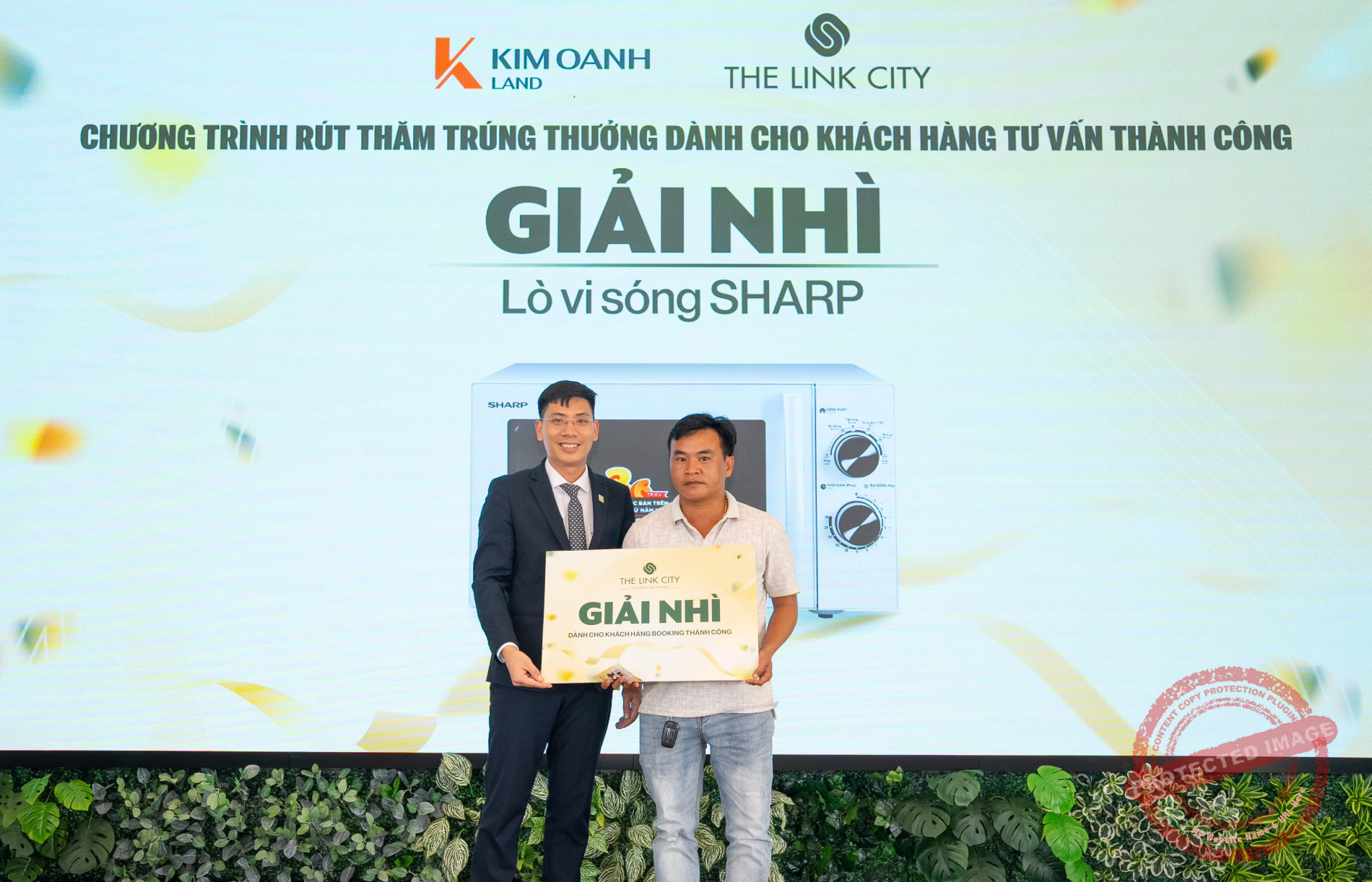 Ông Đặng Văn Quy - Giám đốc Chi nhánh Đồng Nai trao giải Nhì là lò vi sóng Sharp đến khách hàng tư vấn thành công may mắn.
