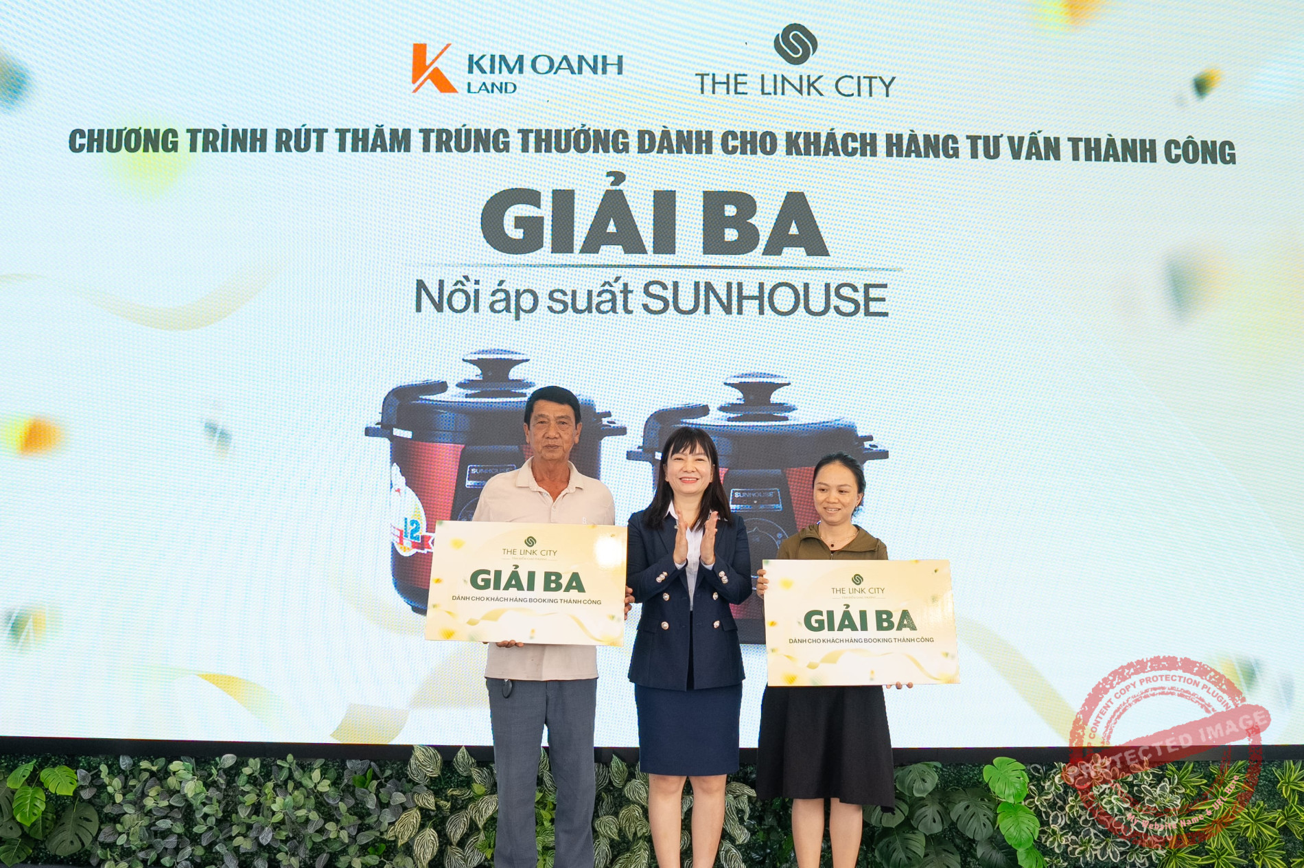 Bà Lê Thị Hạnh - Giám đốc Chi nhánh Thành Phố Mới trao giải Ba là nồi áp suất Sunhouse đến 2 khách hàng tư vấn thành công.