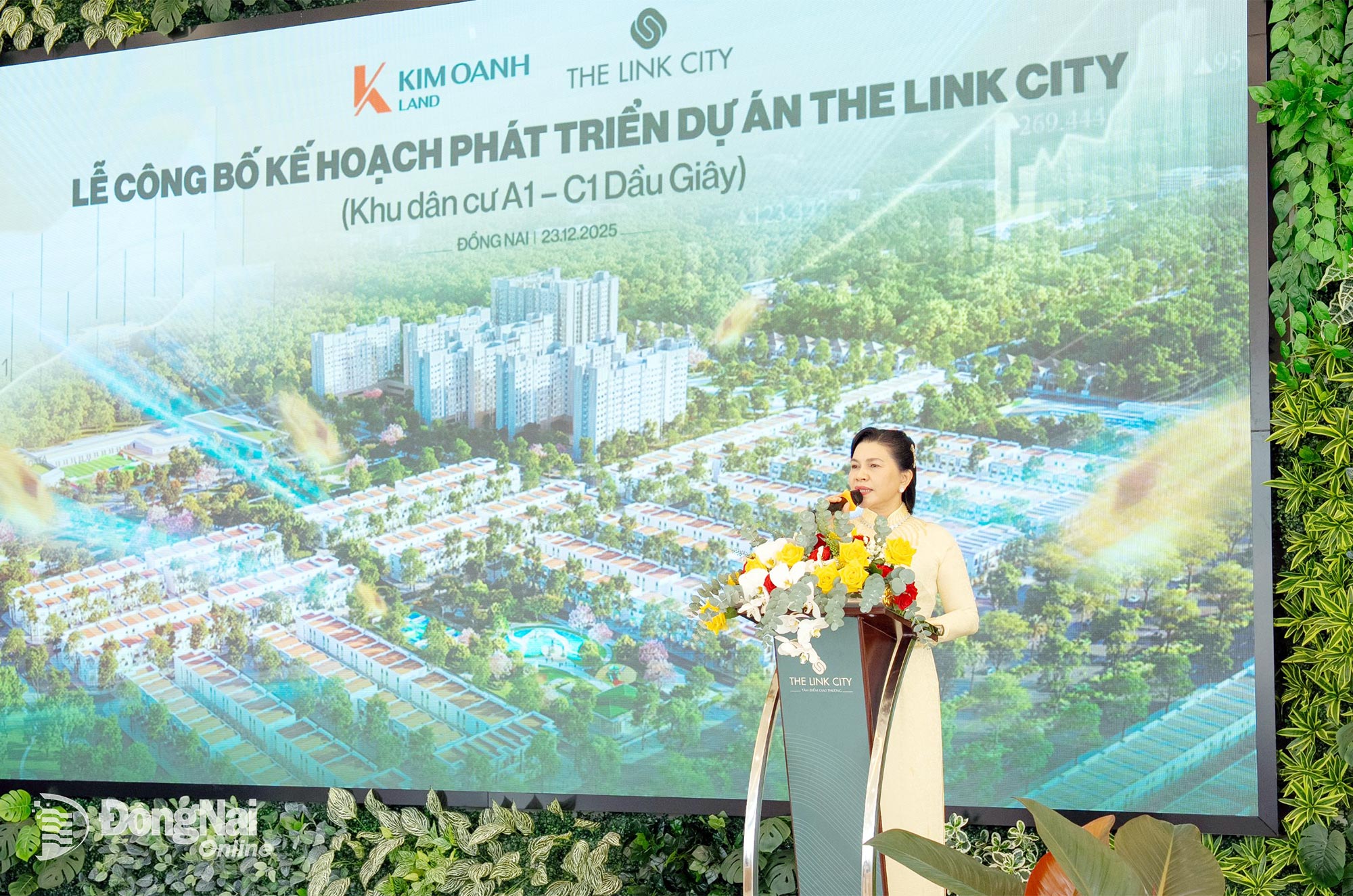 Bà Đặng Thị Kim Oanh, Chủ tịch Hội đồng quản trị, kiêm Tổng Giám đốc Kim Oanh Group, đại diện Kim Oanh Land, chia sẻ về kế hoạch phát triển The Link City. Ảnh: ĐVCC