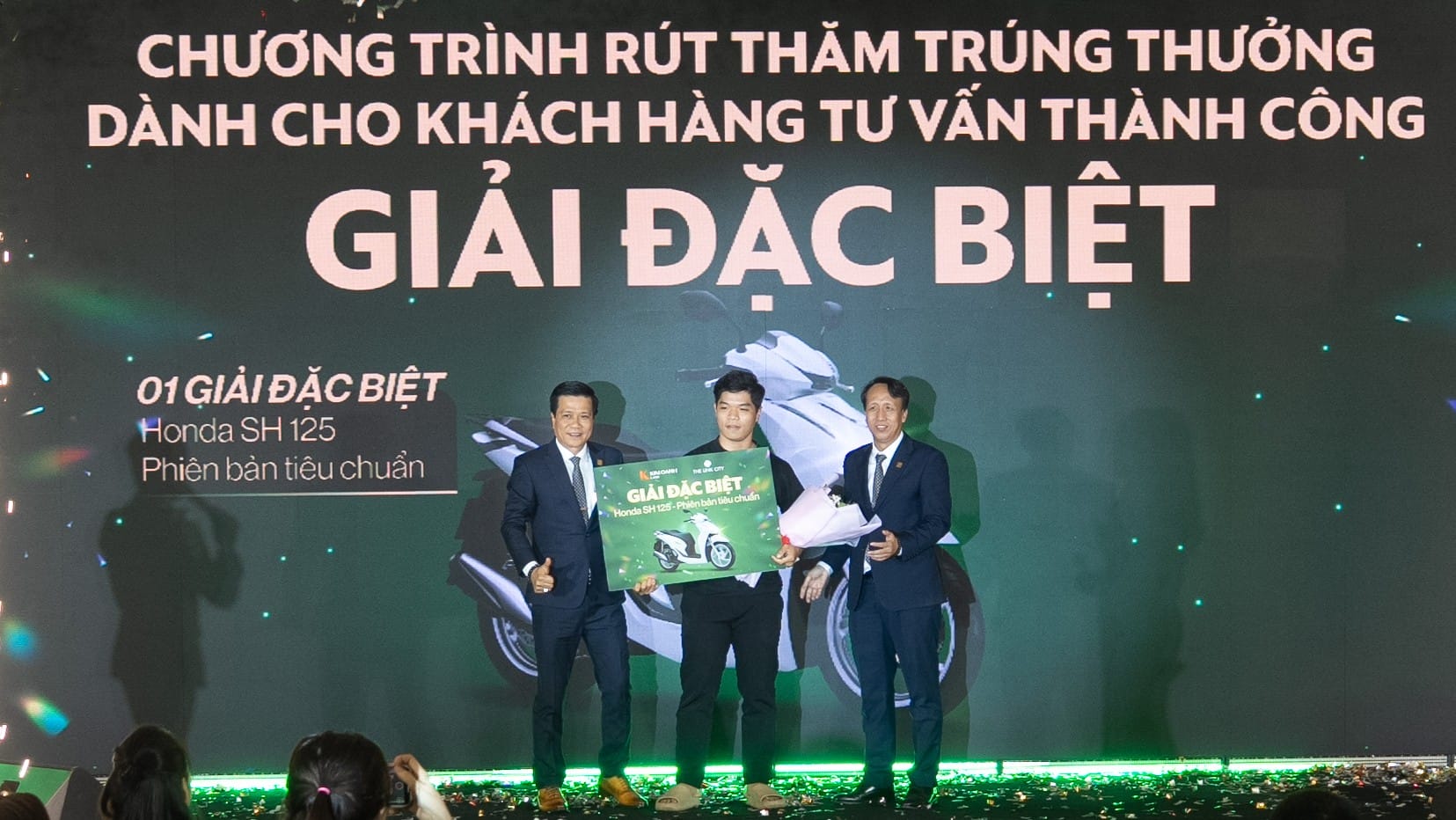 Ông Nguyễn Lương Thọ – Phó Tổng Giám đốc Vận hành Kim Oanh Group và ông Tô Duy Chinh trao giải thưởng xe Honda SH 125 đến khách hàng may mắn tại sự kiện