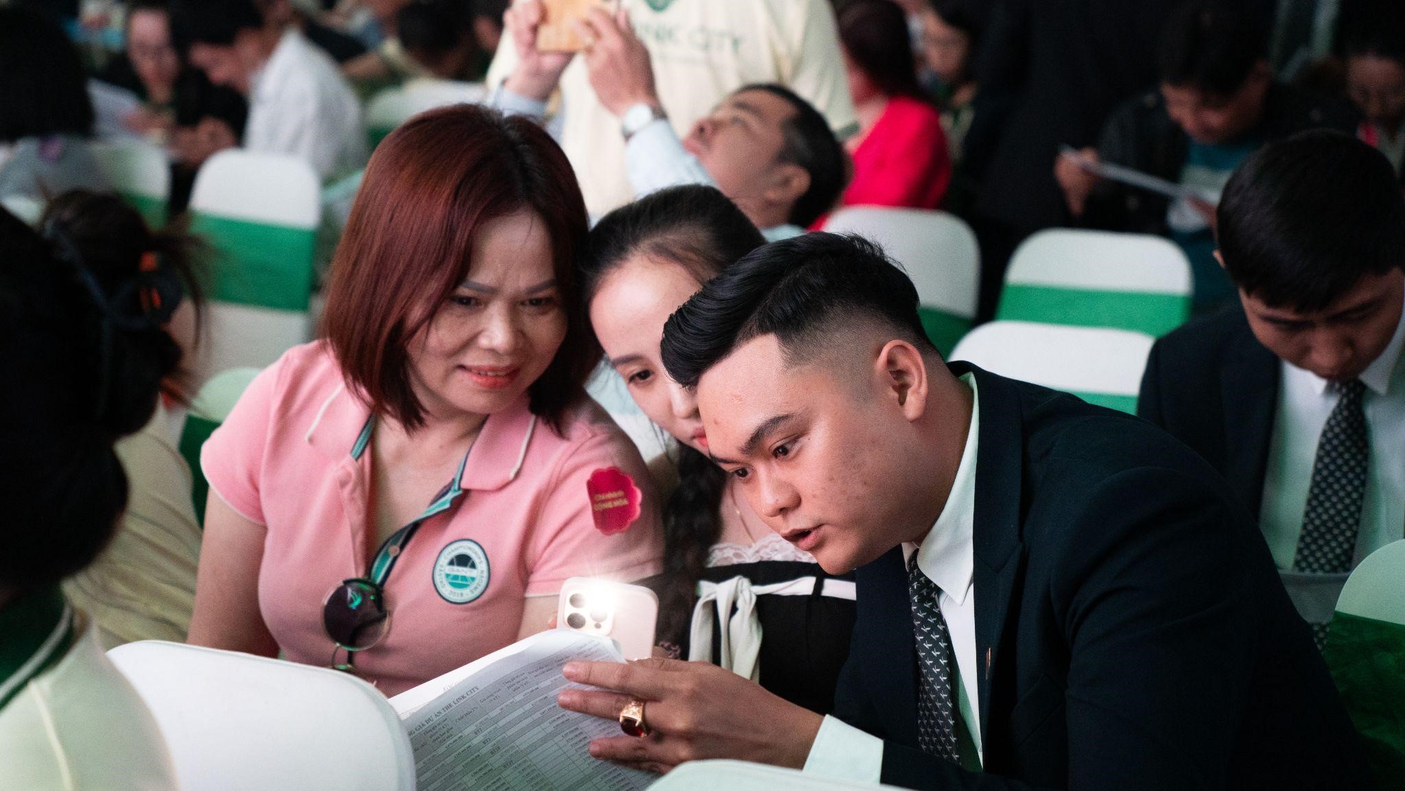 Chuyên viên kinh doanh của Kim Oanh Group tư vấn để khách hàng lựa chọn sản phẩm ưng ý