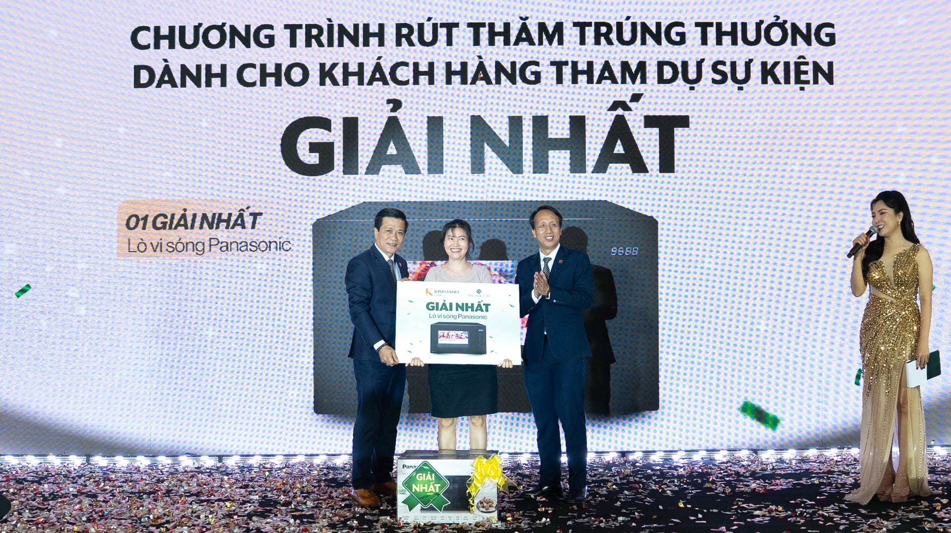 Ông Nguyễn Lương Thọ – Phó Tổng Giám đốc Vận hành Kim Oanh Group và ông Tô Duy Chinh trao giải Nhất là 1 lò vi sóng Panasonic đến khách hàng tham dự sự kiện