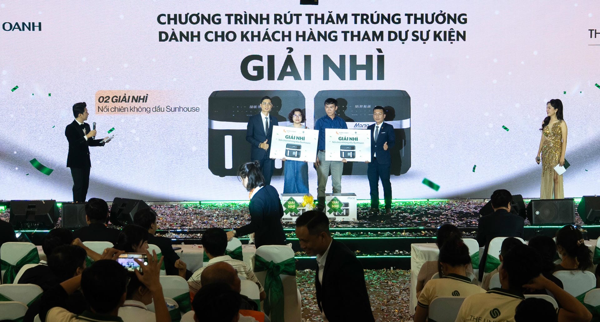 Ông Bùi Anh Đức – Phó giám đốc Kinh doanh và Quản lý sản phẩm Kim Oanh Land và ông Nguyễn Tấn Sự – Giám đốc Chi nhánh Phạm Văn Đồng trao giải Nhì là nồi chiên không dầu Sunhouse đến 2 khách hàng may mắn