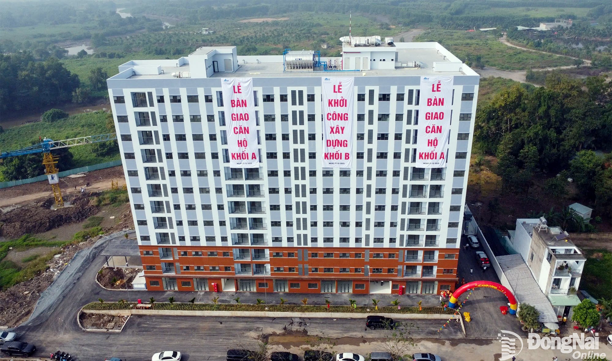 Một dự án nhà ở xã hội tại phường Phước Tân đang trong quá trình triển khai xây dựng. Ảnh: Hoàng Lộc