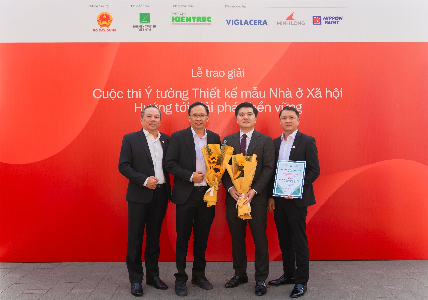 Ông Nguyễn Đức Lợi - thành viên HĐQT Tập đoàn Kim Oanh và ông Trần Đăng Toàn - Thành viên Ban Tổng giám đốc Tập đoàn Kim Oanh - tại sự kiện (Ảnh: Kim Oanh Group).