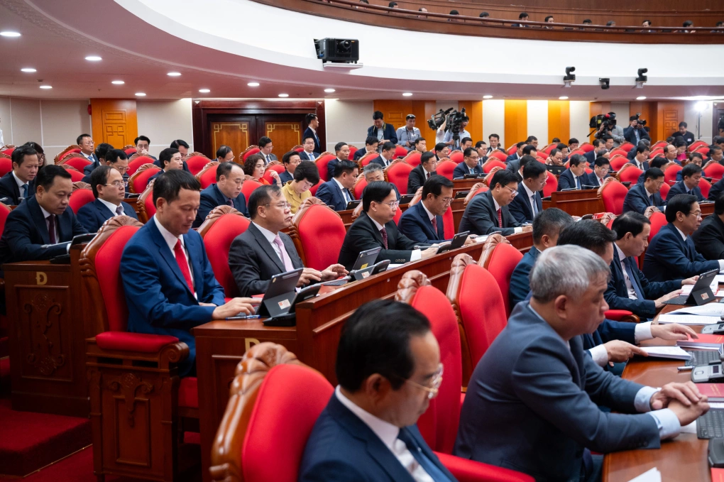 Bí thư Tỉnh ủy Đồng Nai Vũ Hồng Văn (đầu hàng thứ 2 từ phải qua) tại hội nghị Trung ương 2. Ảnh: Phạm Thắng