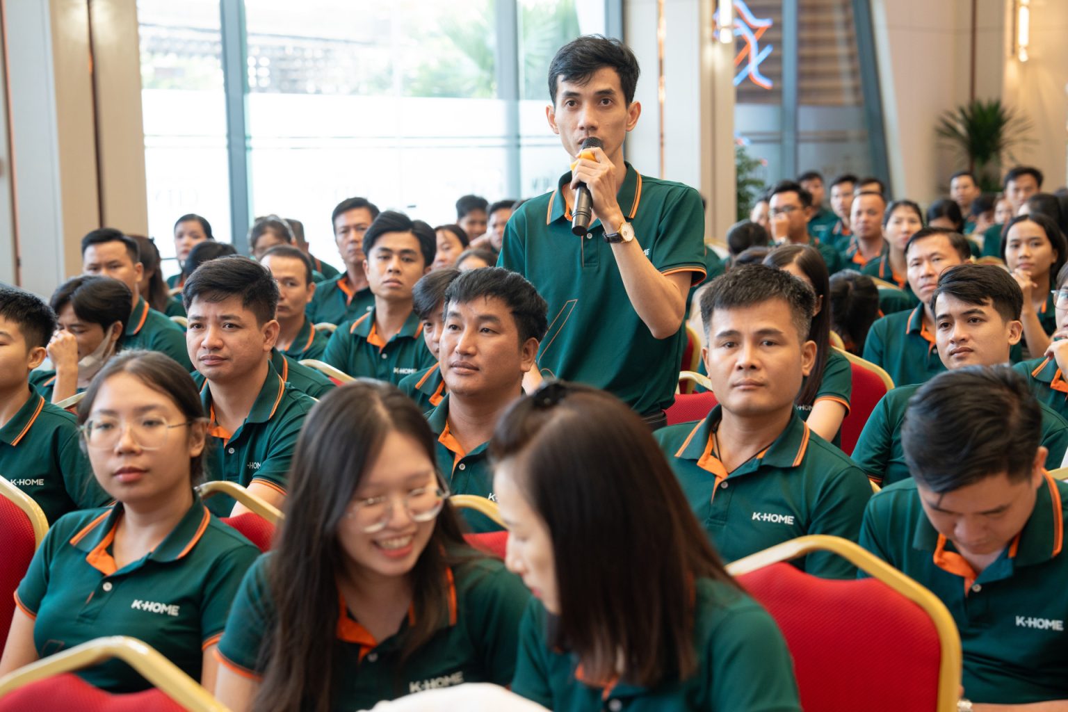 Nhân viên kinh doanh trang bị thêm kiến thức về sản phẩm qua phần hỏi đáp.