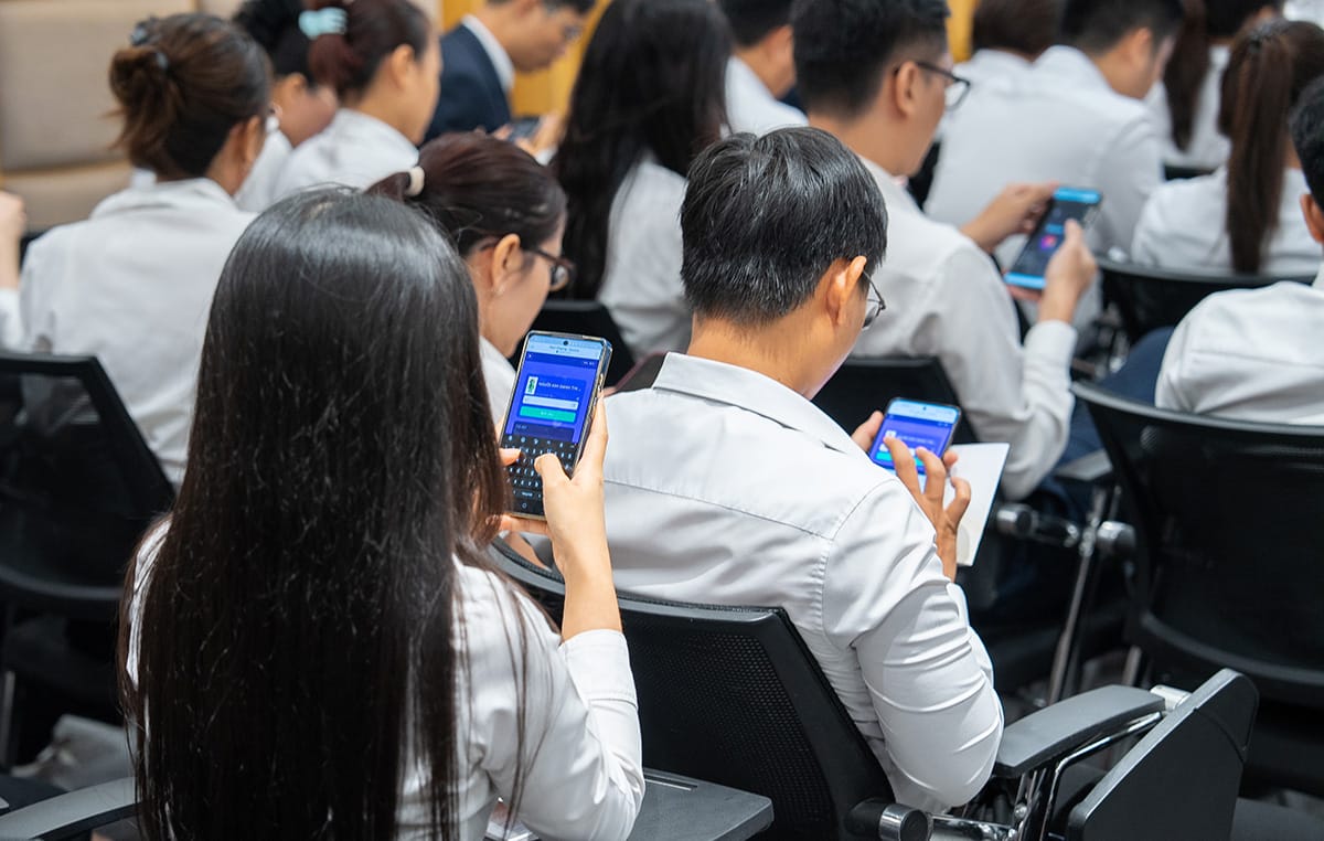 Các thí sinh thực hiện bài thi thông qua nền tảng Quizizz hiện đại