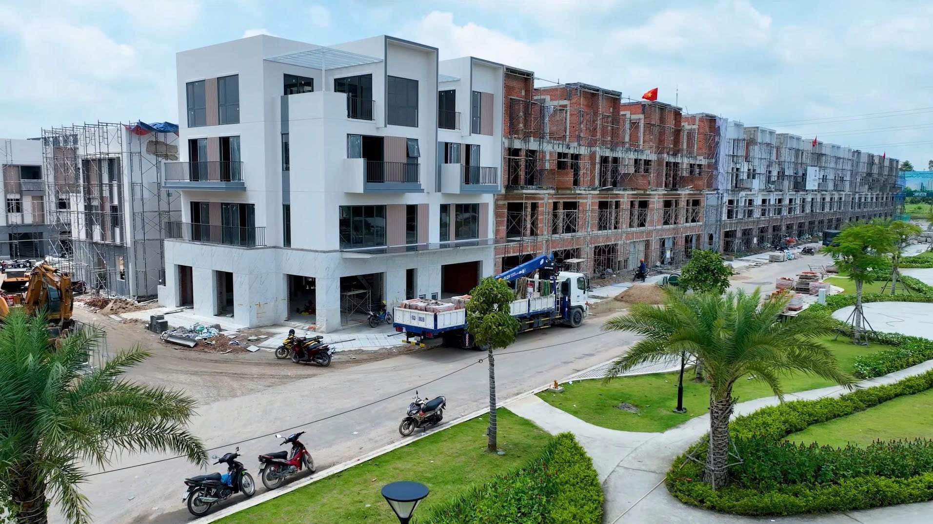 Tiến độ thi công đang được các nhà thầu đẩy mạnh với hơn 416 căn nhà phố Bằng Lăng sẽ bàn giao cuối năm nay, các phân khu khác cũng được thi công đồng loạt