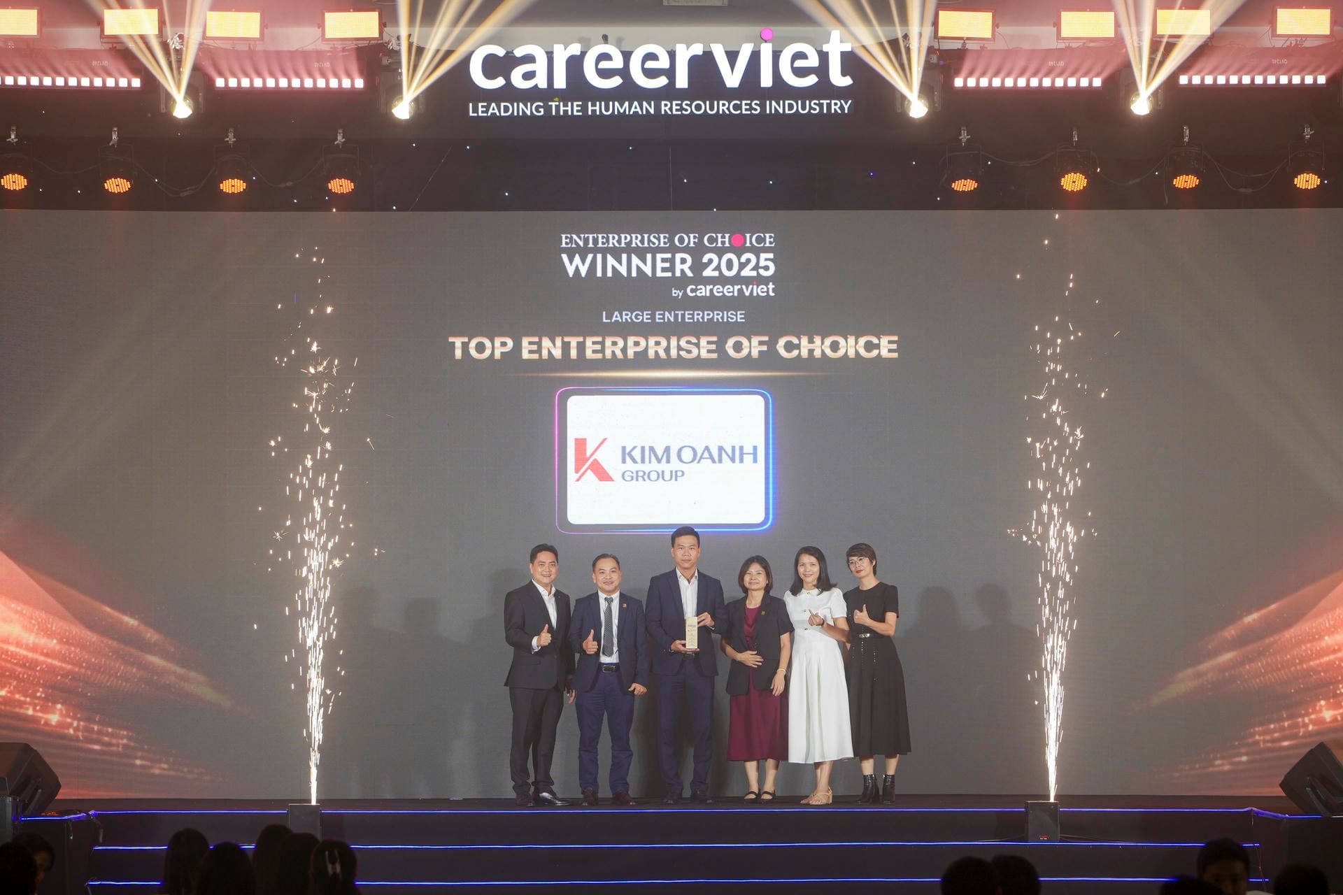 Đại diện Kim Oanh Group nhận giải thưởng Doanh nghiệp yêu thích 2025