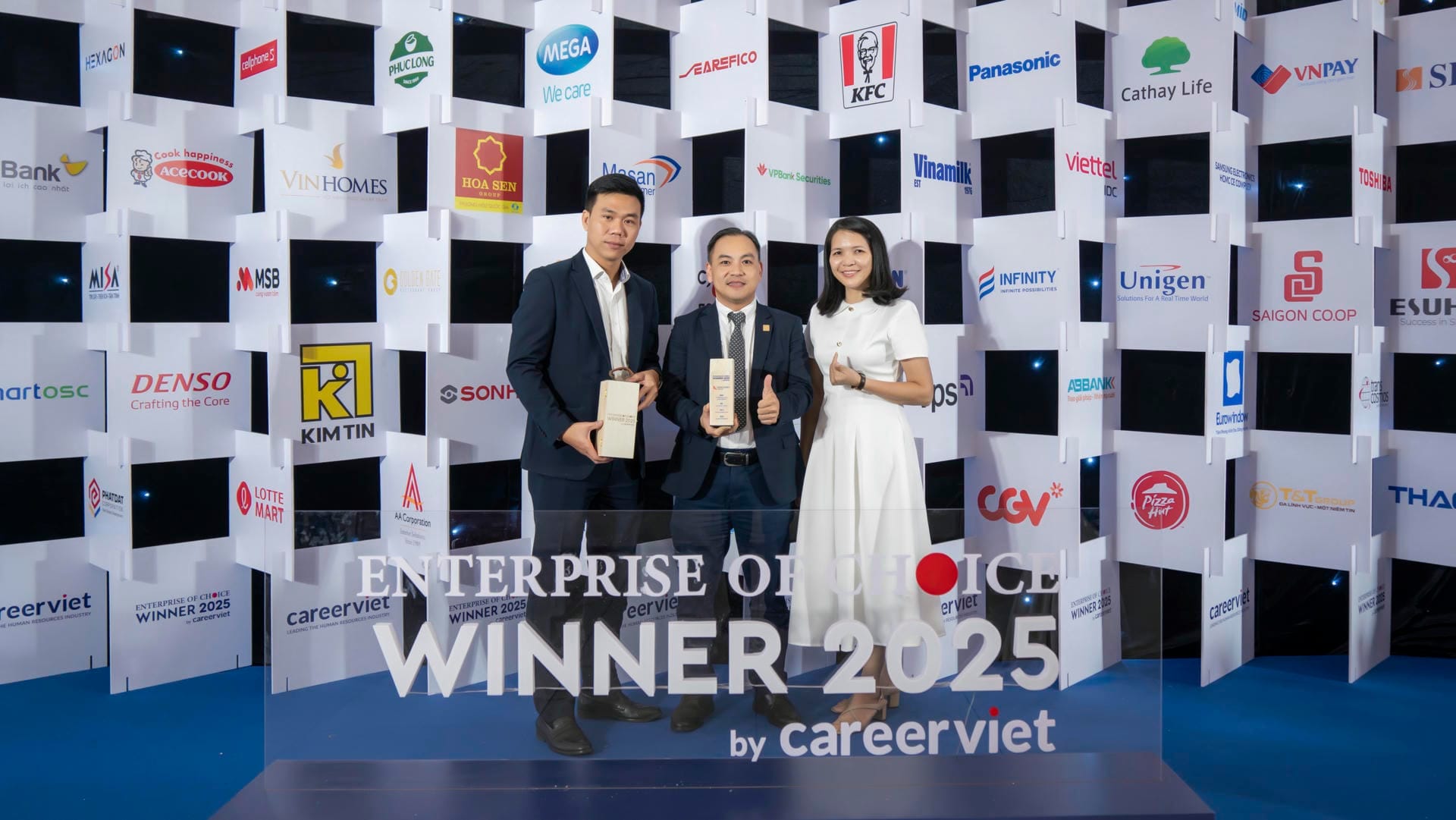 Các đại diện của Kim Oanh Group chụp ảnh lưu niệm tại buổi lễ