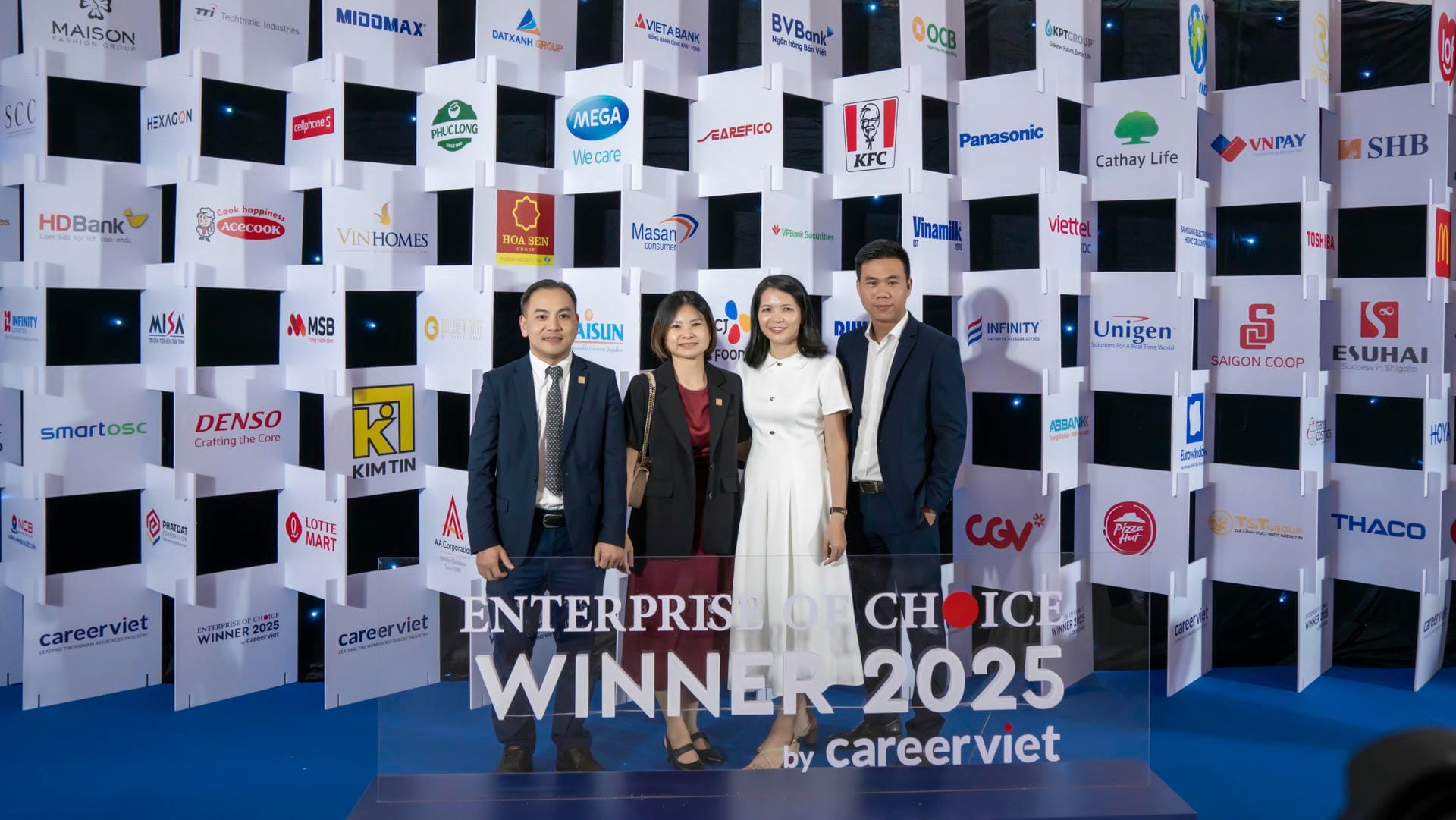 Các đại diện của Kim Oanh Group chụp ảnh lưu niệm tại buổi lễ