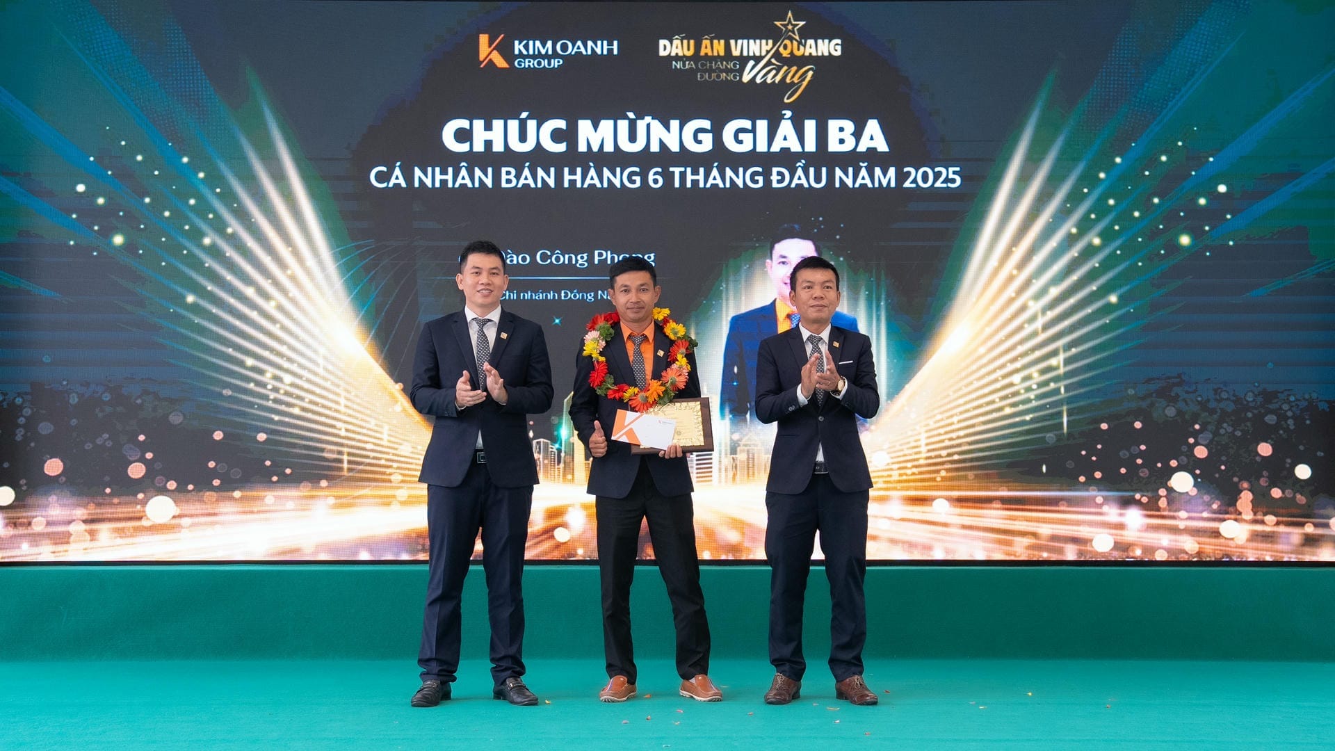 Ông Đào Công Phong - Nhóm 2 - Phòng 6 - Chi nhánh Đồng Nai được vinh danh với Giải Ba - Cá nhân bán hàng 6 tháng đầu năm 2025.