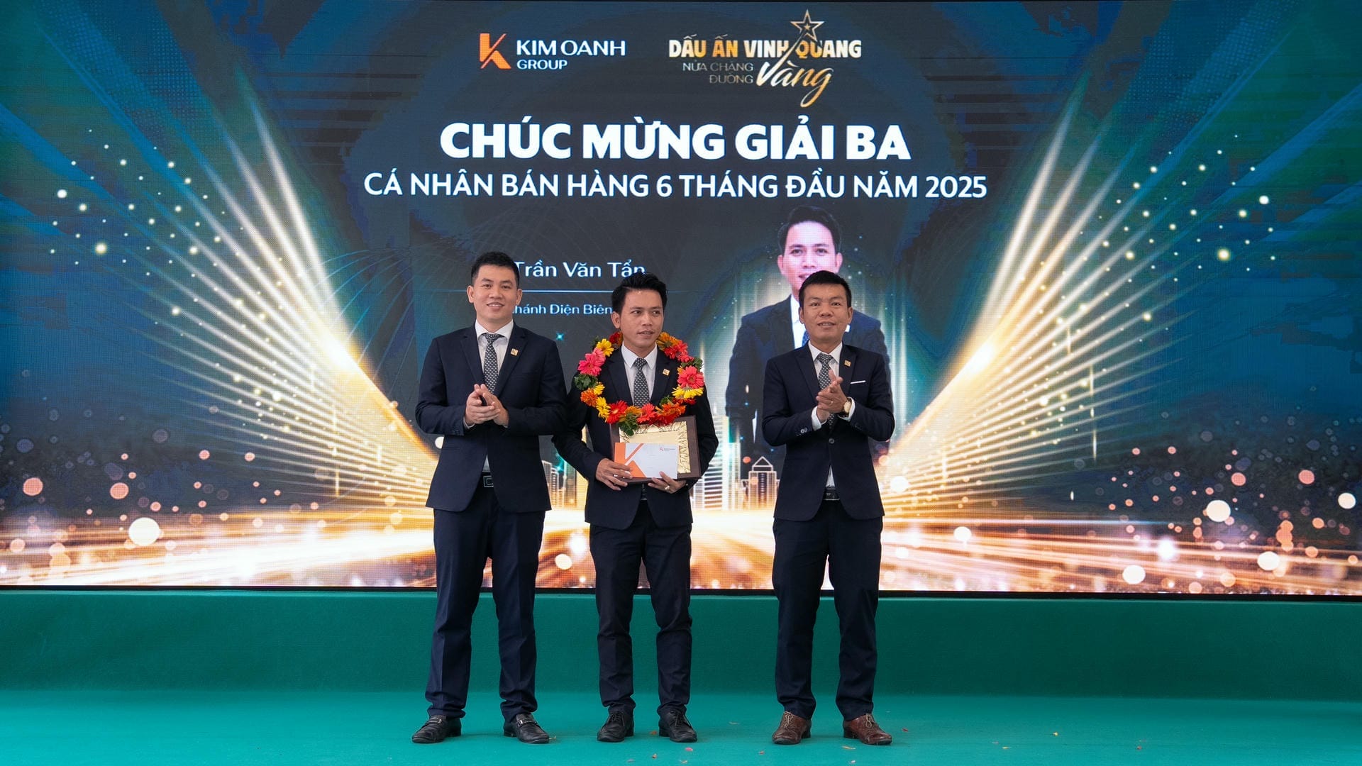 Ông Trần Văn Tẩn - Nhóm 1 - Phòng 1 - Chi nhánh Điện Biên Phủ được vinh danh tại Giải Ba - Cá nhân bán hàng 6 tháng đầu năm 2025.