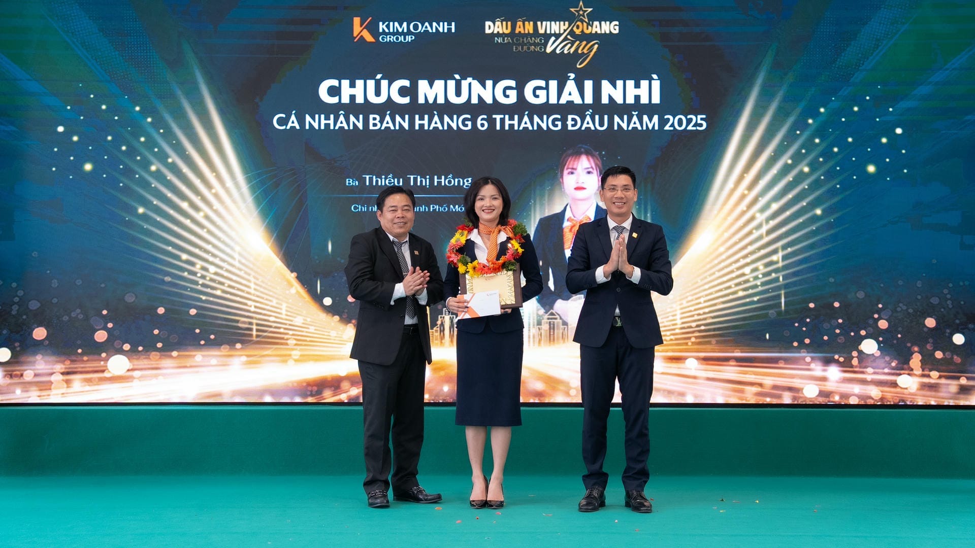 Bà Thiều Thị Hồng - Nhóm 1 - Phòng 1 - Chi nhánh Thành Phố Mới được vinh danh với Giải Nhì - Cá nhân bán hàng 6 tháng đầu năm 2025.