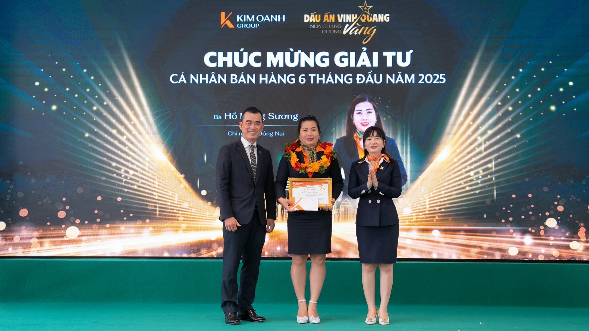 Bà Hồ Mộng Sương - Nhóm 2 - Phòng 5 - Chi nhánh Đồng Nai được vinh danh với Giải Tư - Cá nhân bán hàng 6 tháng đầu năm 2025.