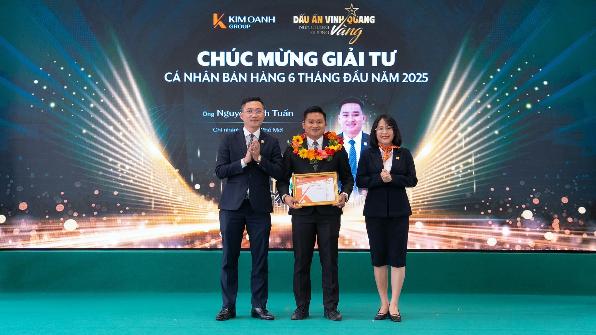 Ông Nguyễn Anh Tuấn - Nhóm 1 - Phòng 2 - Chi nhánh Thành Phố Mới được vinh danh tại Giải Tư - Cá nhân bán hàng 6 tháng đầu năm 2025.