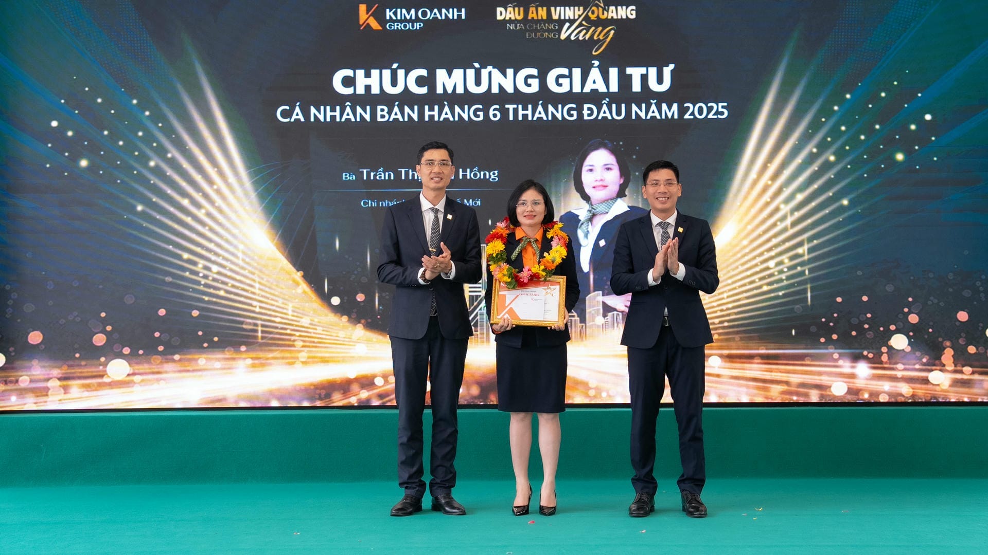 Bà Trần Thị Thu Hồng - Nhóm 1 - Phòng 1 - Chi nhánh Thành Phố Mới được vinh danh với Giải Tư - Cá nhân bán hàng 6 tháng đầu năm 2025.