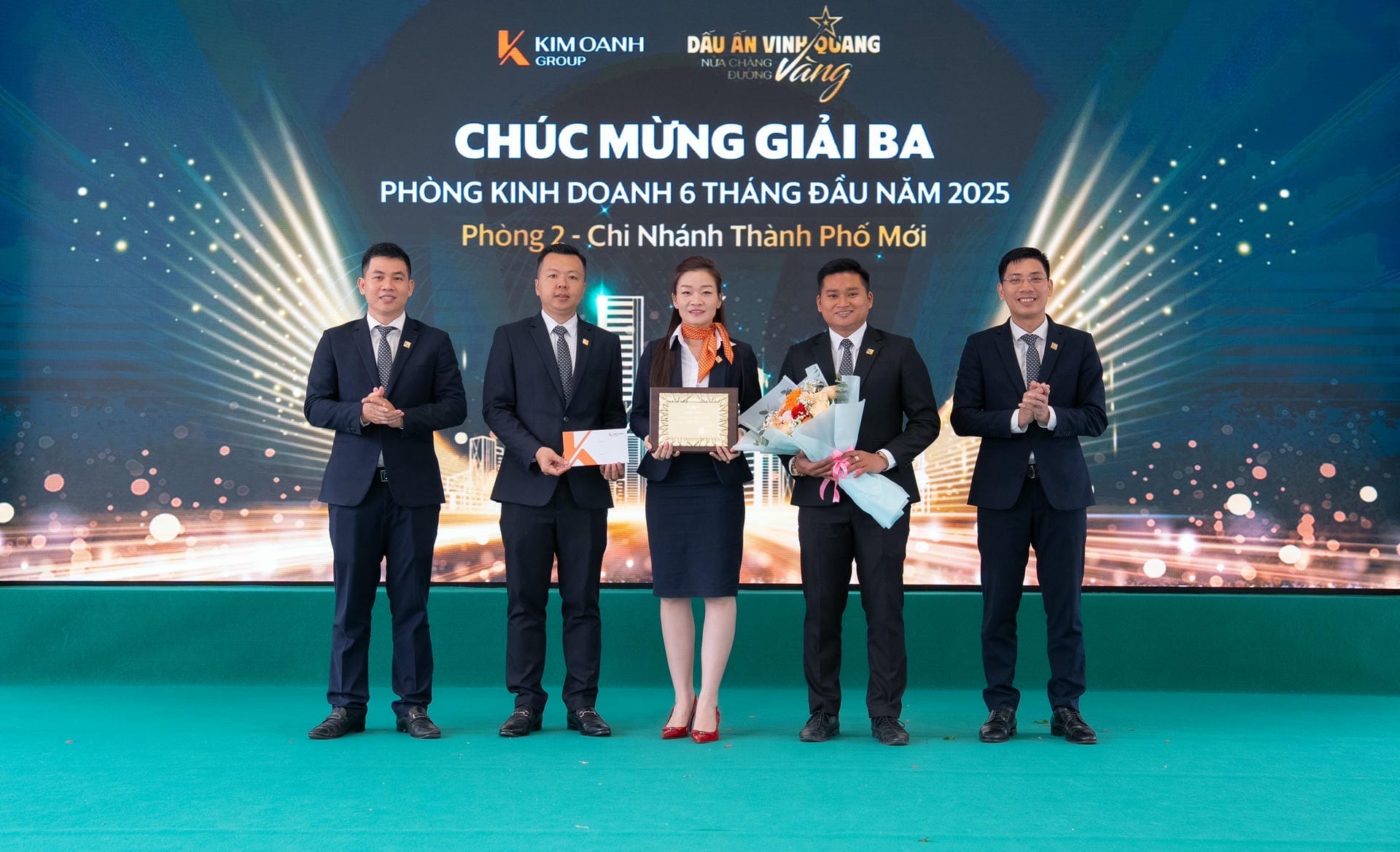 Phòng 2 - Chi nhánh Thành Phố Mới được vinh danh với Giải Ba - Nhóm kinh doanh xuất sắc 6 tháng đầu năm 2025.