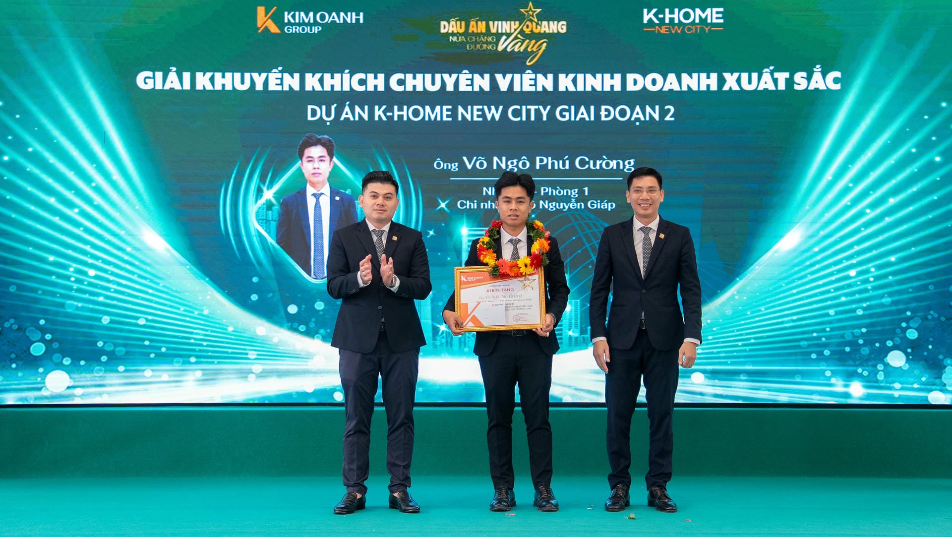 Ông Võ Ngô Phú Cường đến từ Nhóm 3 - Phòng 1 - Chi nhánh Võ Nguyên Giáp được vinh danh với Giải Khuyến khích - Chuyên viên kinh doanh xuất sắc dự án K-Home New City giai đoạn 2.