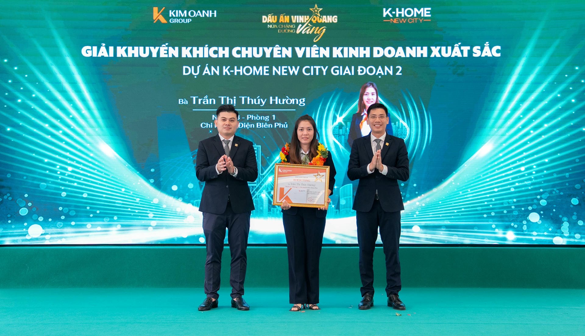 Bà Trần Thị Thúy Hường đến từ Nhóm 3 - Phòng 1 - Chi nhánh Điện Biên Phủ được vinh danh với Giải Khuyến khích - Chuyên viên kinh doanh xuất sắc dự án K-Home New City giai đoạn 2.
