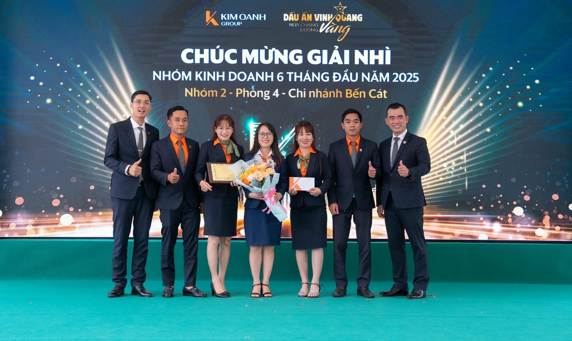Nhóm 2 - Phòng 4 - Chi nhánh Bến Cát được vinh danh với Giải Nhì - Nhóm kinh doanh xuất sắc 6 tháng đầu năm 2025.