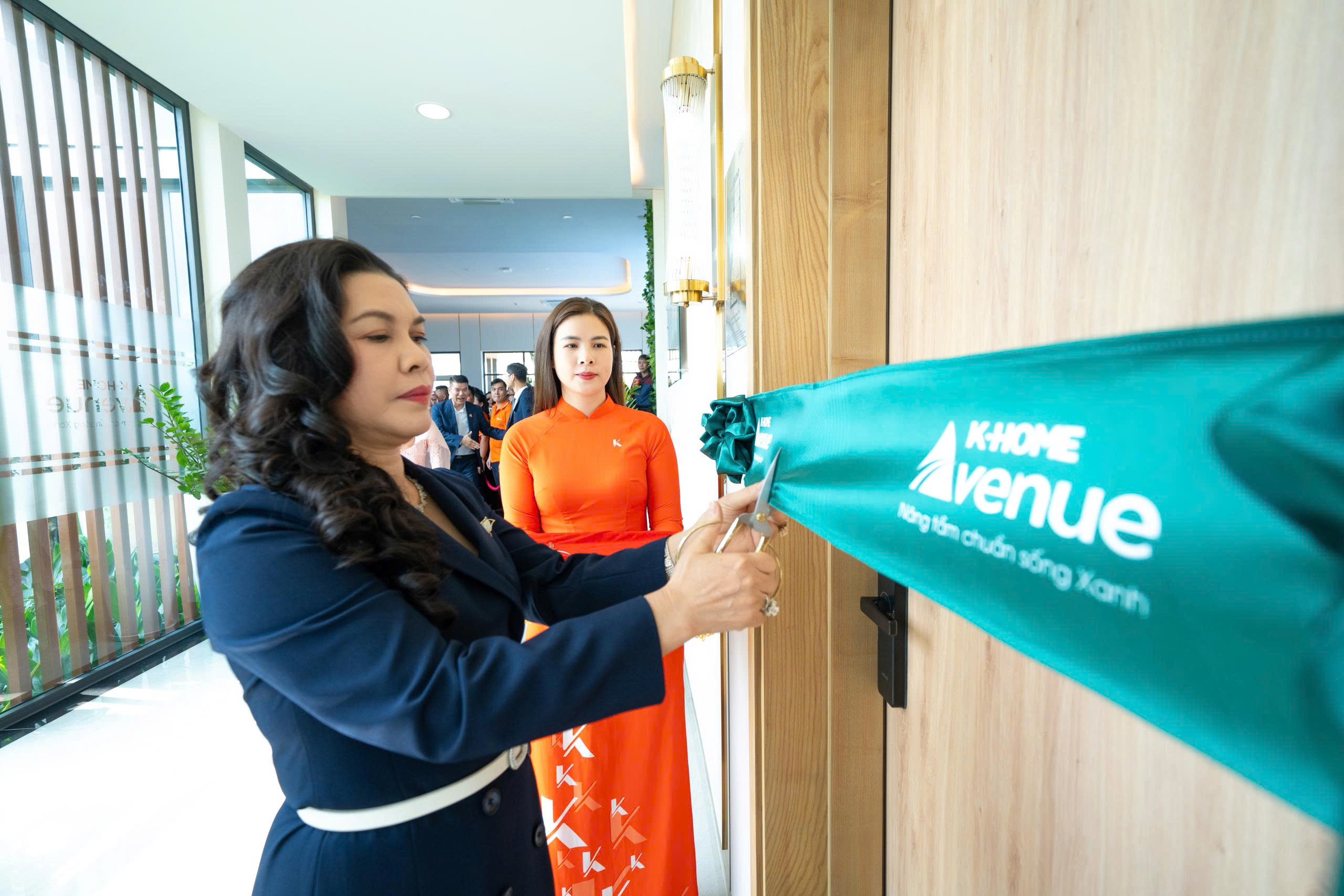 Bà Đặng Thị Kim Oanh thực hiện nghi thức cắt băng khai trương căn hộ mẫu loại hình studio.