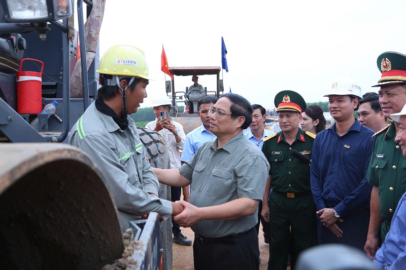 Thủ tướng Phạm Minh Chính động viên công nhân thi công trên công trường Dự án đường cao tốc Biên Hòa - Vũng Tàu 