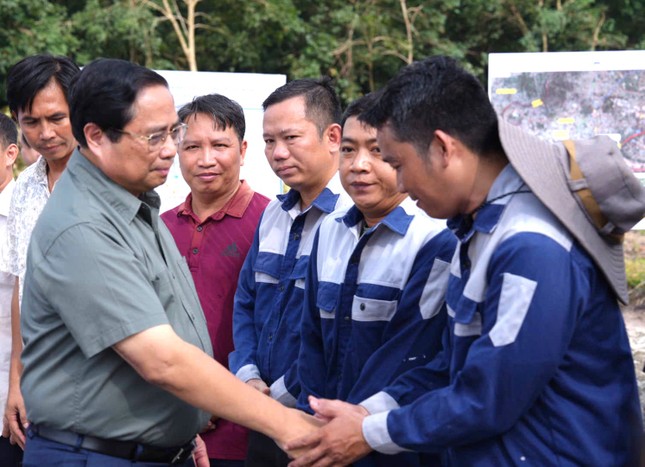 Thủ tướng thăm hỏi công nhân đang làm việc tại dự án